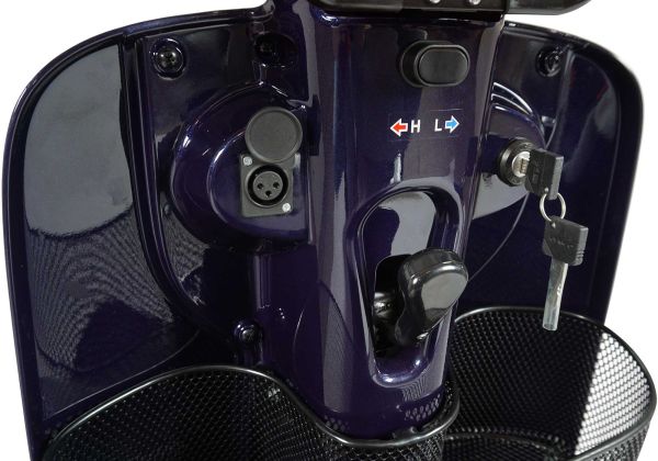 Kymco Föhr 4 ForU Detailansicht Ladebuchse und Zuendschloss