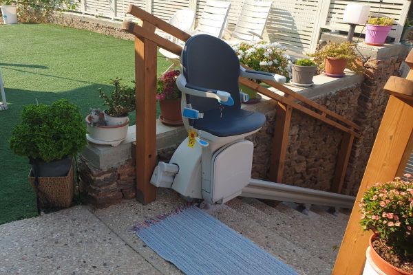 Gerader Außen-Treppenlift Handicare 1000 zur monatlichen Miete