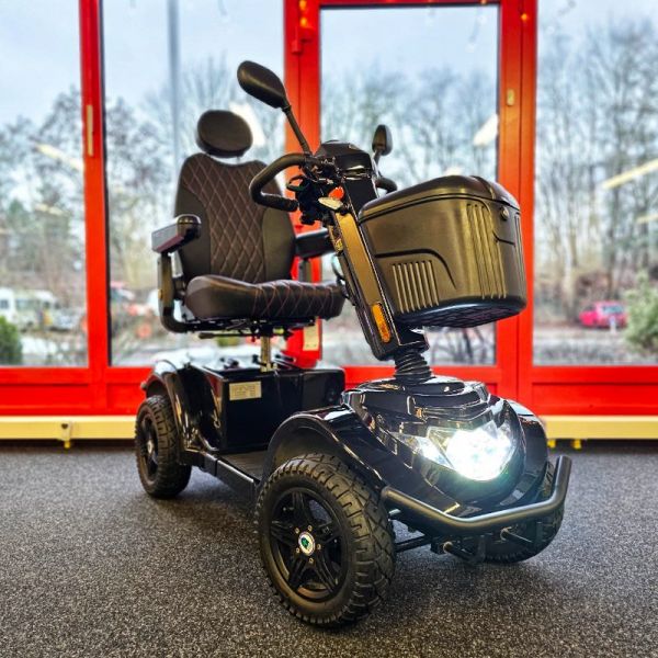 circu plus r8 schwarz Frontansicht rechts gedreht