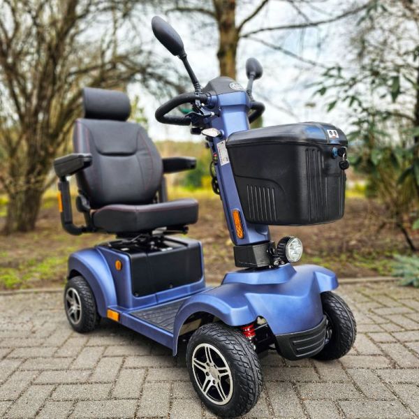 Massey blau Frontansicht rechts