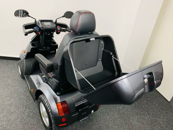 Afikim Afiscooter S4 von hinten mit geöffneter Heckbox