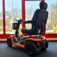Vorschau: Pride Pursuit 2 orange Heckansicht links gedreht Vorschau: Pride Pursuit 2 orange Heckansicht links gedreht