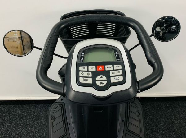 Pride Mobiity Zolar (15 km/h) – Elektromobil Cockpit