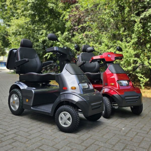 Afikim S4 rot und silber Frontansicht und Seitenansicht rechts