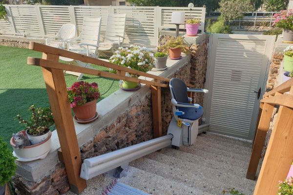Gerader Außen-Treppenlift Handicare 1000 zur monatlichen Miete