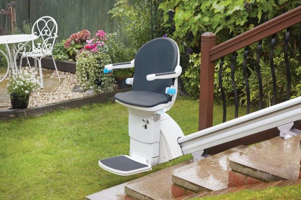 Gerader Außen-Treppenlift Handicare 1000 zur monatlichen Miete