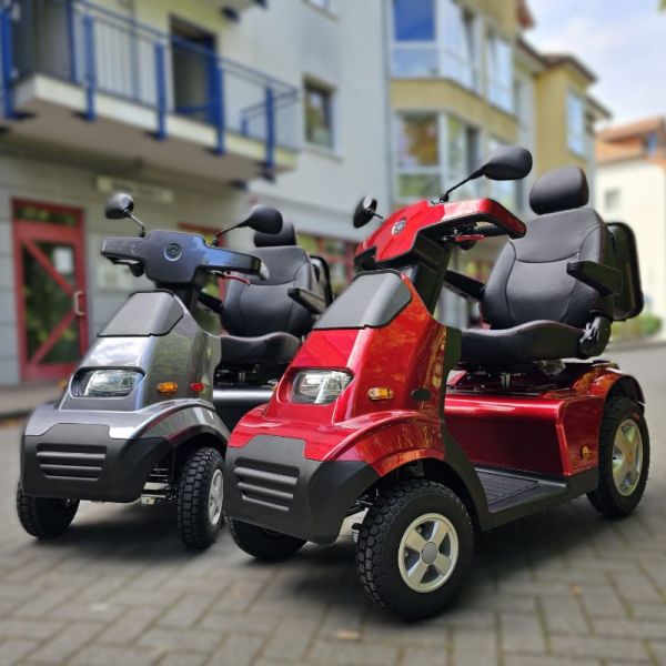 Afikim S4 rot und silber Front und Seitenansicht links