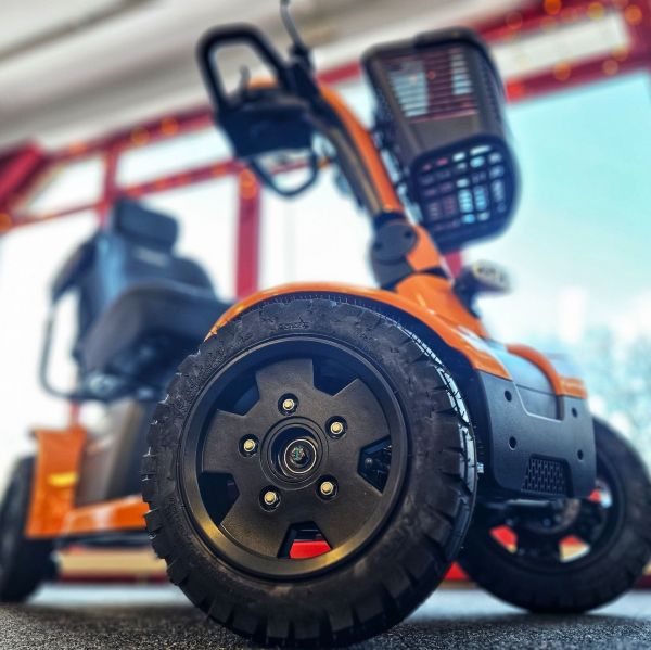 Pride Pursuit 2 orange Detailansicht Frontpartie und Vorderreifen