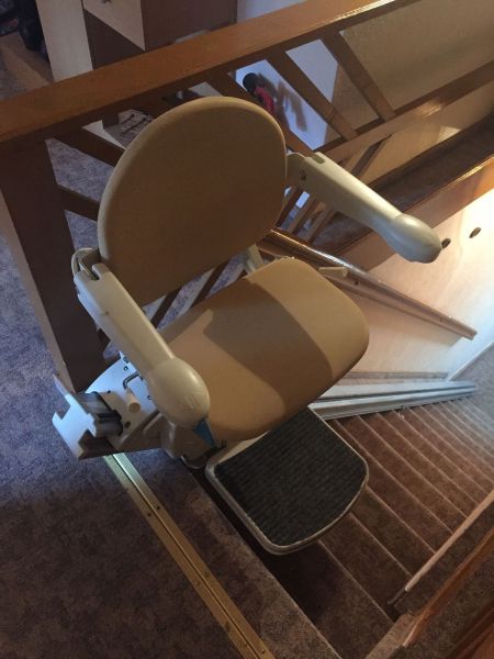 HANDICARE Simplicity gerader Innen-Treppenlift (neuwertig)