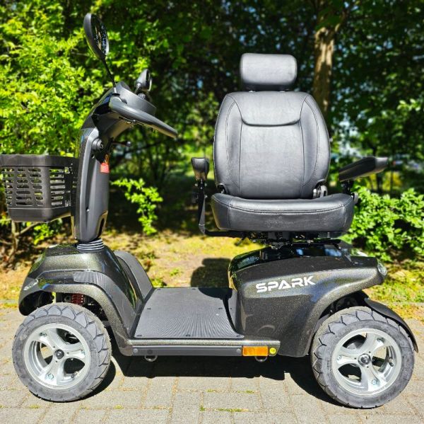 Drive Spark Seitenansicht links Sitz gedreht