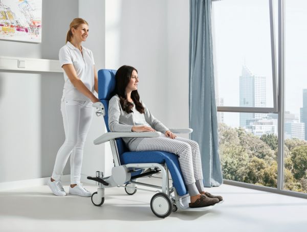 BURMEIER Ravello Curo Pflegerin schiebt Patientin