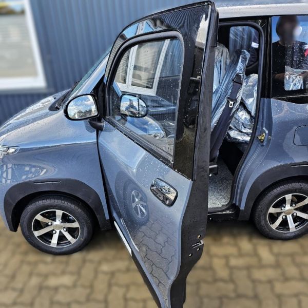 Twinny Seitenansicht links Tuer geoeffnet