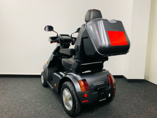 Afikim Afiscooter S4 von hinten mit Blick auf die Heckbox