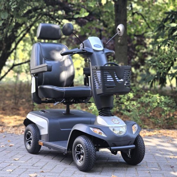 Invacare Orion Metro Silber Frontansicht rechts