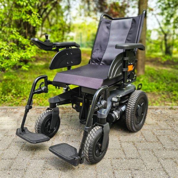 Invacare Aviva RX 20 Merkur-Silber Frontansicht links gedreht