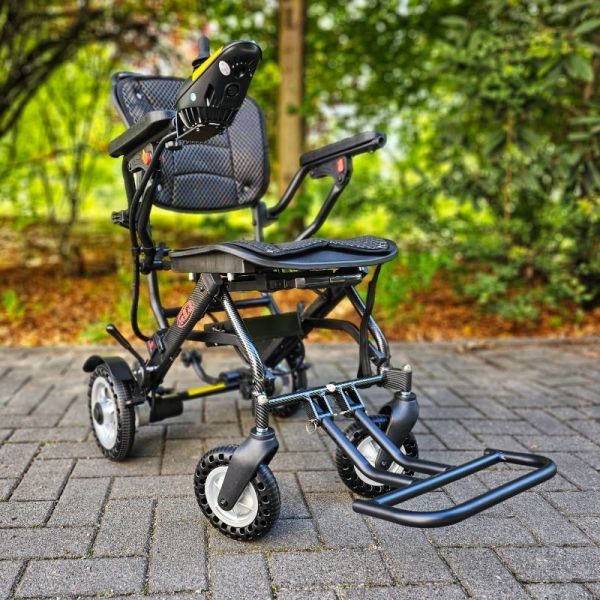 Antar Leichtgewicht-Elektrorollstuhl Frontansicht rechts gedreht