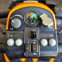 Vorschau: Pride Pursuit 2 orange Detailansicht Cockpit eingeschaltet Vorschau: Pride Pursuit 2 orange Detailansicht Cockpit eingeschaltet