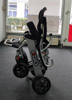 Vorschau: Elektro-Reise-Rollstuhl R-GO (6 km/h) silber, neuwertig Vorschau: Elektro-Reise-Rollstuhl R-GO (6 km/h) silber, neuwertig