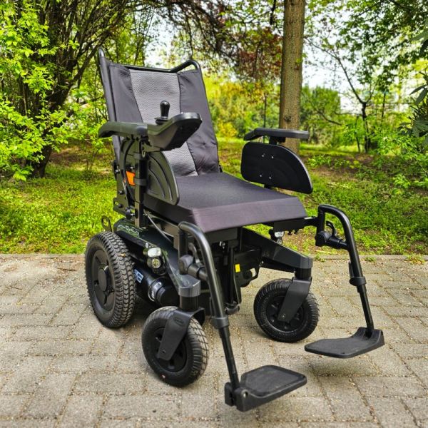 Invacare Aviva RX 20 Merkur-Silber Frontansicht rechts gedreht