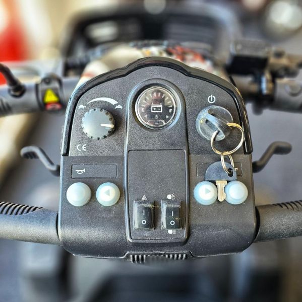 Pride Victory XL 140 schwarz Detailansicht Cockpit