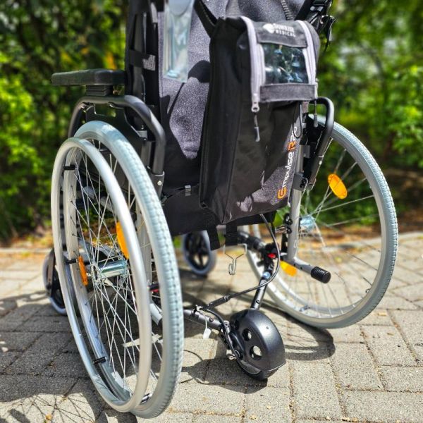 Sunrise Medical Empulse R20 und PariX2 Heckansicht mit Fokus auf Schiebehilfe