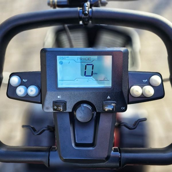 Pride CX-4 rot Detailansicht Cockpit