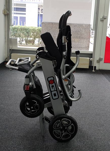 Elektro-Reise-Rollstuhl R-GO (6 km/h) silber, neuwertig