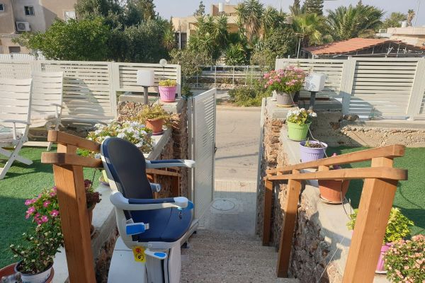Gerader Außen-Treppenlift Handicare 1000 zur monatlichen Miete