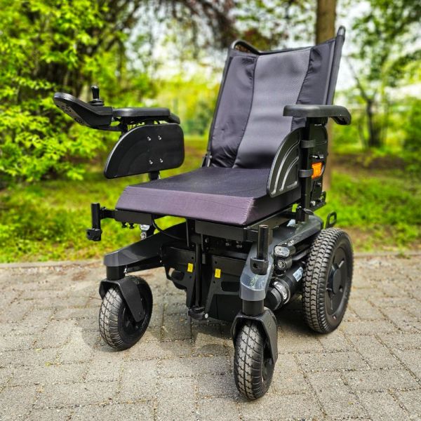 Invacare Aviva RX 20 Merkur-Silber Frontansicht links gedreht ohne Beinstützen