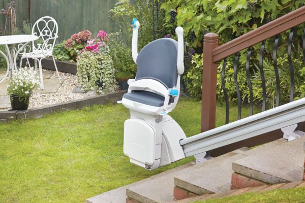 Gerader Außen-Treppenlift Handicare 1000 zur monatlichen Miete