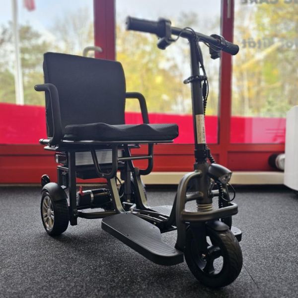 Duene Reiseelektromobil Frontansicht rechts