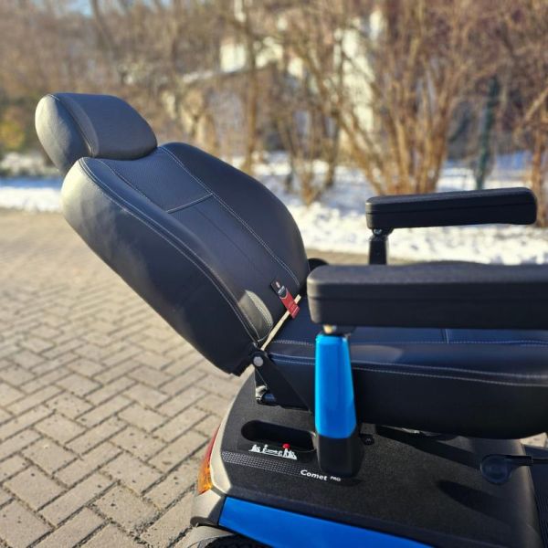 Invacare Comet Pro Sitz angeklappt