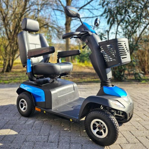 Invacare Orion Pro blau Frontansicht rechts