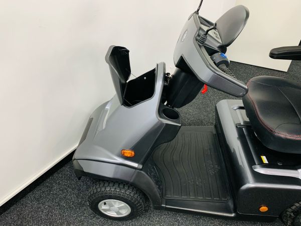 Afikim Afiscooter S4 mit geöffnetem Staufach vorn